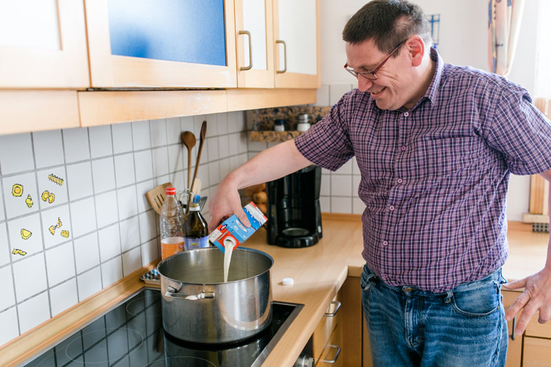 Mann kocht in der Küche der St. Hildegard Straubing